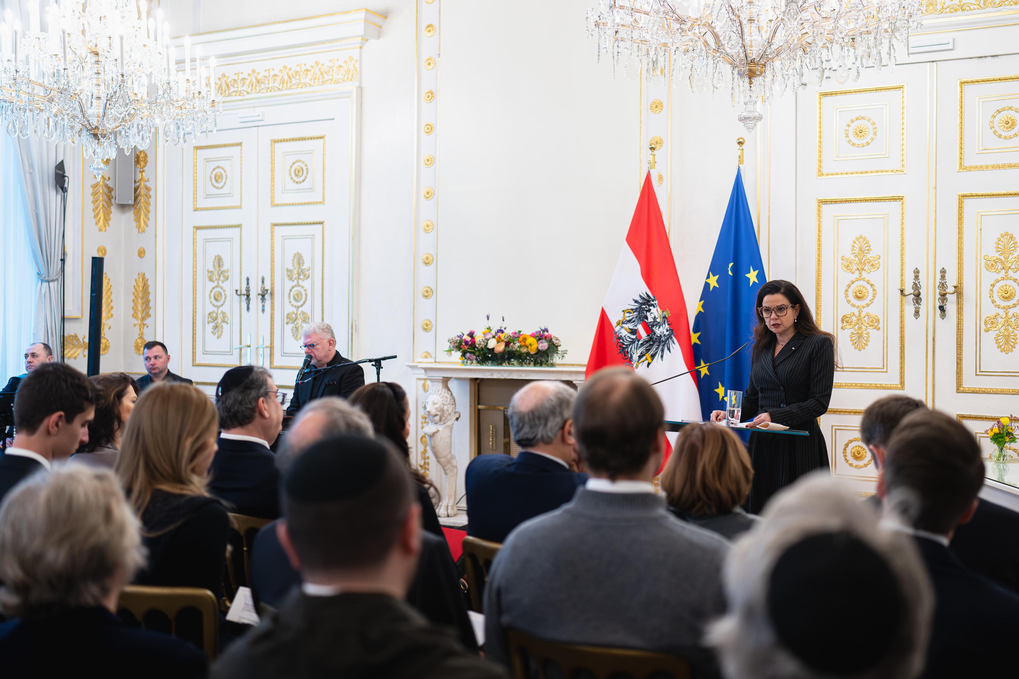 Am 23. Jänner 2025 Überreichte Bundesminister Gerhard Karner das goldene Ehrenzeichen für Verdienste um die Republik Österreich an Barbara Glück, die Leiterin der KZ-Gedenksstätte Mauthausen.