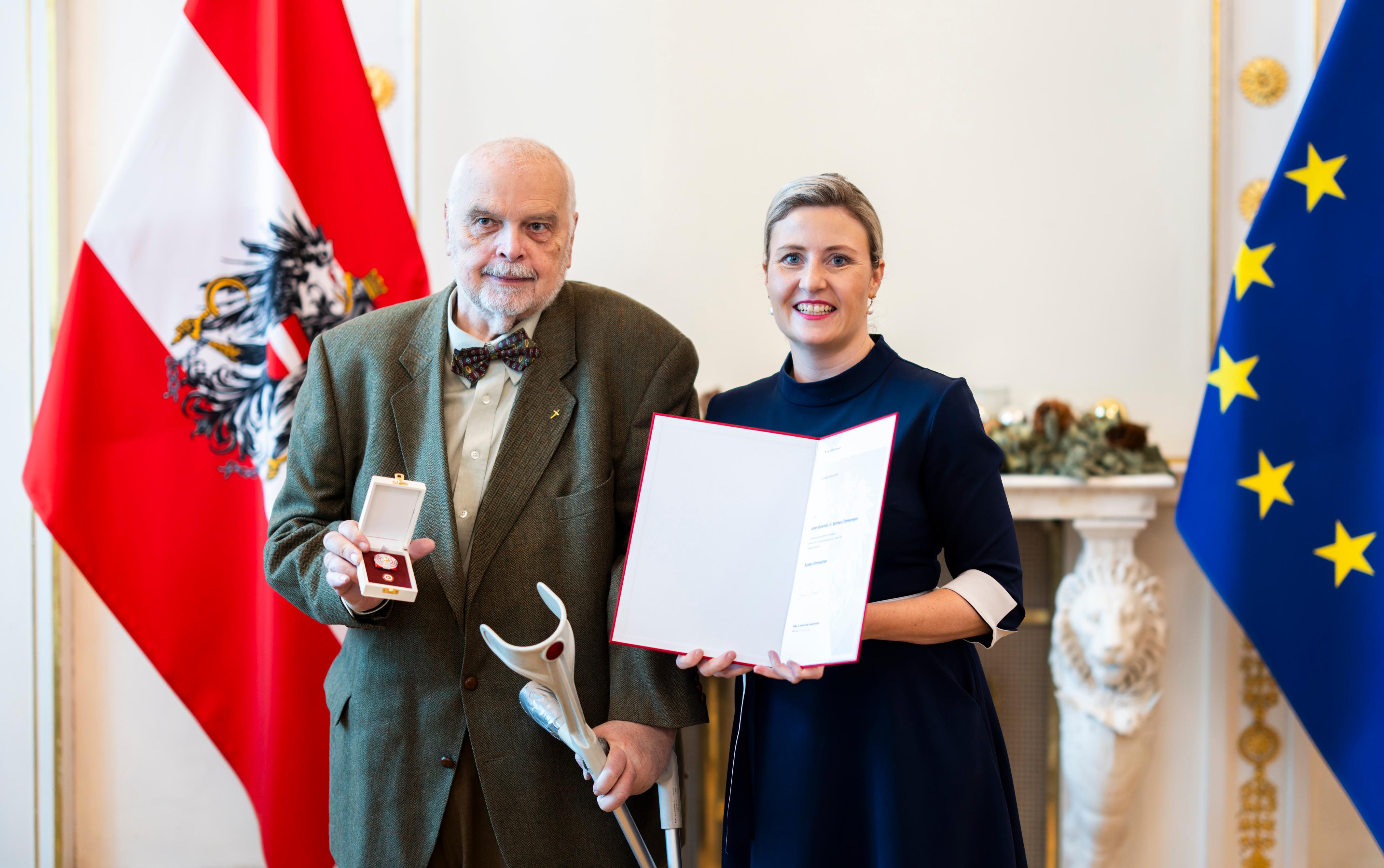 Am 18. Dezember 2024 überreichte Bundesministerin Susanne Raab (r.) Ehrenzeichen und Berufstitel im Bundeskanzleramt. Im Bild mit Bernhard Zimmermann (l.).
