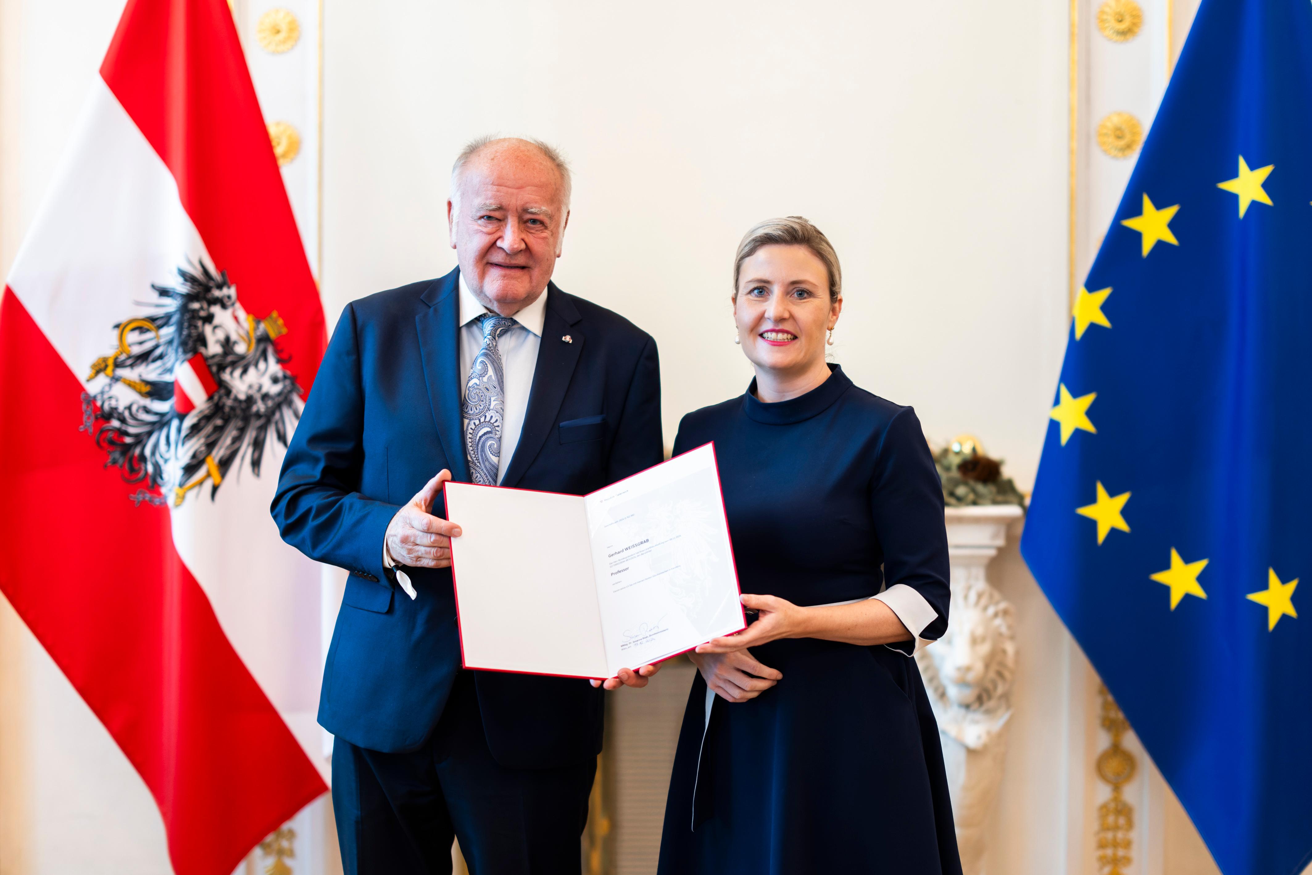 Am 18. Dezember 2024 überreichte Bundesministerin Susanne Raab (r.) Ehrenzeichen und Berufstitel im Bundeskanzleramt. Im Bild mit Gerhard Weissgrab (l.).