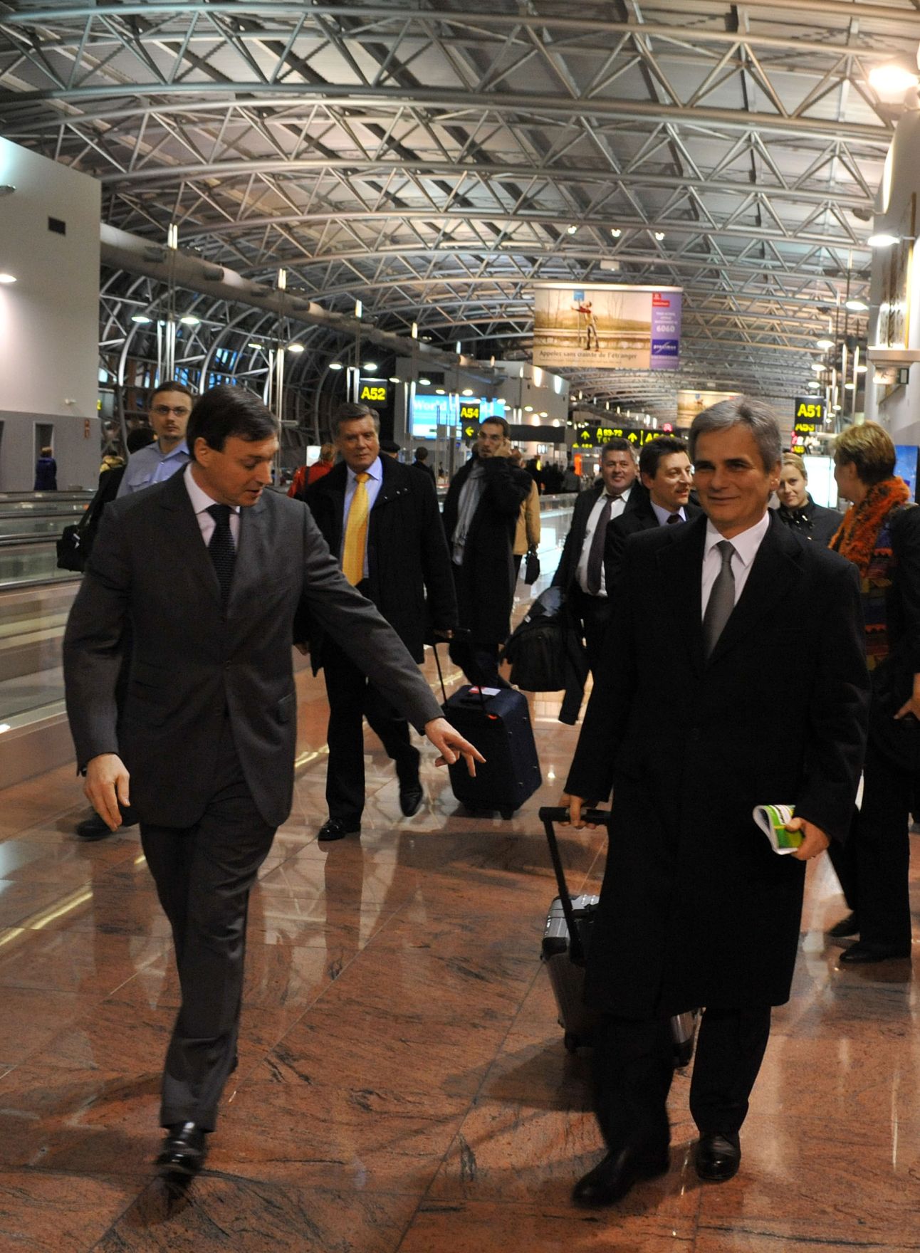 8d10E-01.jpg Mittwoch Abend, den 10. Dezember 2008 traf Österreichs Bundeskanzler Werner Faymann (R) in Brüssel, Belgien zur Wintertagung des Europäischen Rates der EU-Staats- und Regierungschefs und Außenminister am Flughafen Brüssel ein. Links im Bild der ständige Vertreter Österreichs bei der EU, Dietmar Schweisgut.