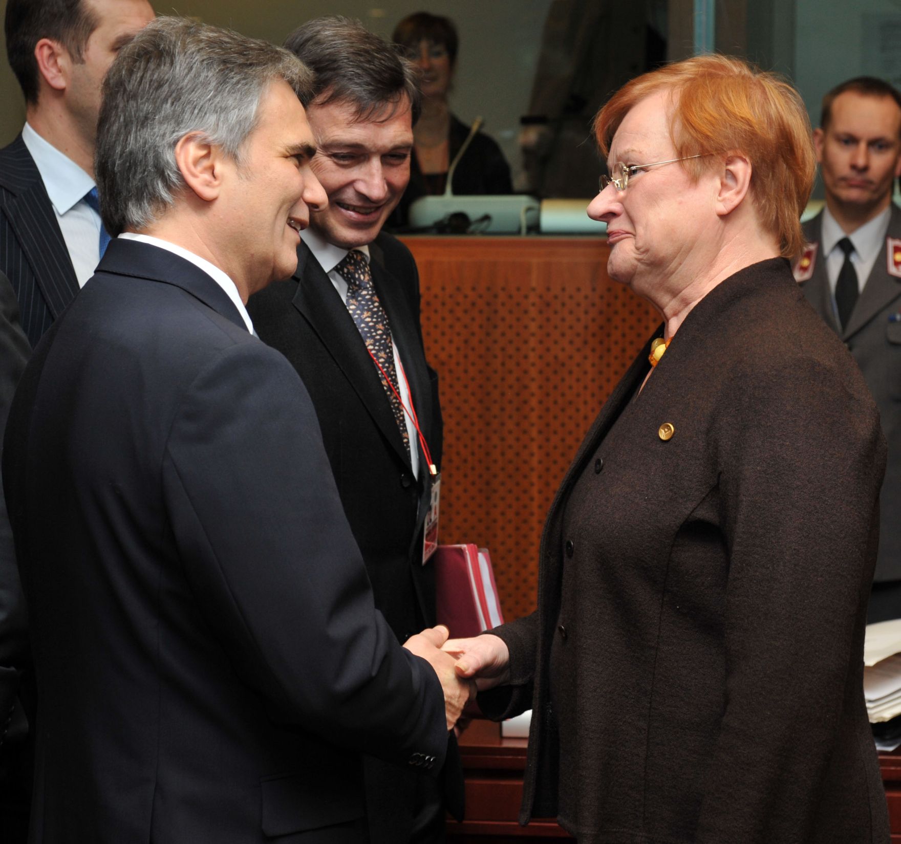 8d11E-23.jpg Donnerstag, den 11. Dezember 2008 begann in Brüssel, Belgien die Wintertagung des Europäischen Rates der EU-Staats- und Regierungschefs und Außenminister. Im Bild Österreichs Bundeskanzler Werner Faymann (L) und die finnische Staatspräsidentin Tarja Halonen (R).