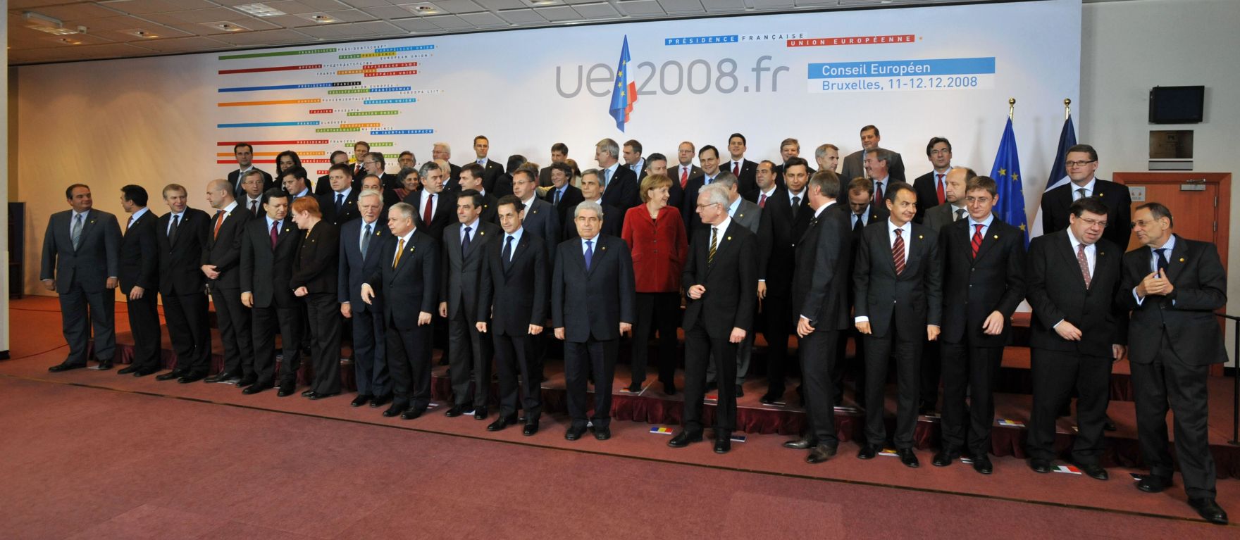 8d11E-28.jpg Donnerstag, den 11. Dezember 2008 begann in Brüssel, Belgien die Wintertagung des Europäischen Rates der EU-Staats- und Regierungschefs und Außenminister. Im Bild Bundeskanzler Werner Faymann beim traditionellen Gruppenfoto.