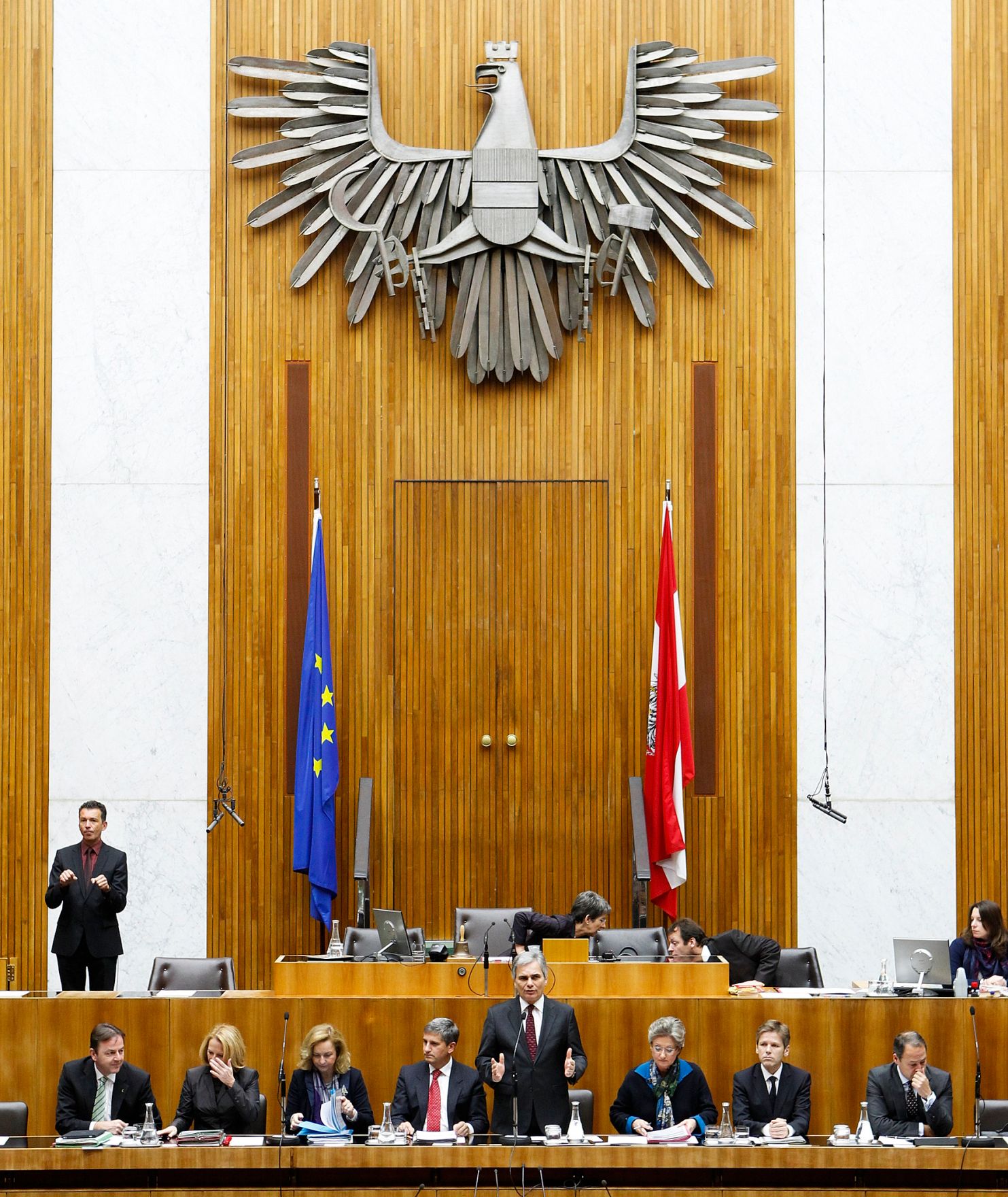 _AND0848.jpg Bei einer Sondersitzung des Nationalrats am 14. Dezember 2011 im Parlament gab der Bundeskanzler eine Erklärung zu den Ergebnissen des Europäischen Rates vom 8. und 9. Dezember 2011 ab. Im Bild (v.l.n.r.) Landwirtschaftsminister Nikolaus Berlakovich, Verkehrsministerin Doris Bures, Finanzministerin Maria Fekter, Außenminister und Vizekanzler Michael Spindelegger, Bundeskanzler Werner Faymann, Unterrichtsministerin Claudia Schmied, Staatssekretär Josef Ostermayer und Staatssekretär Andreas Schieder.