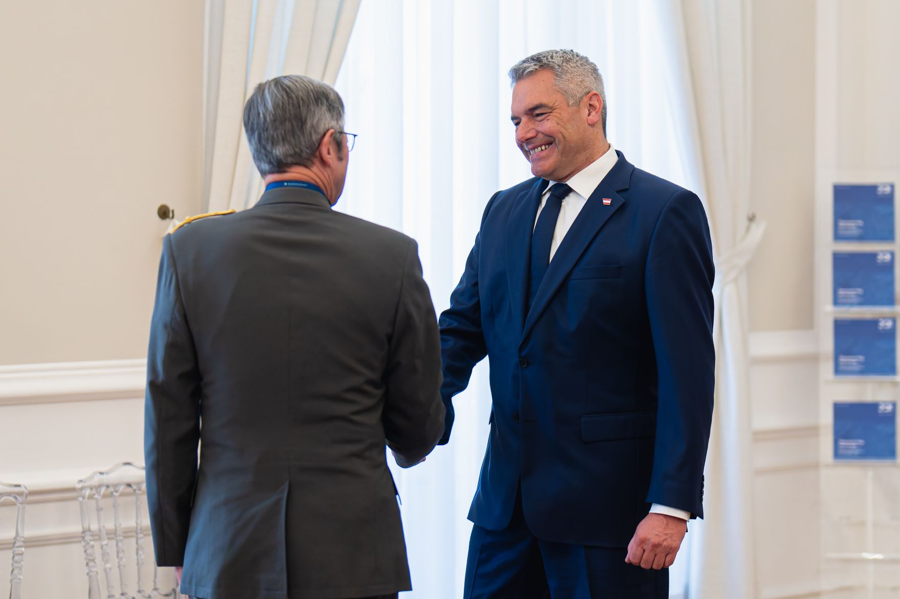 _SRO2276-ARW.jpg Am 22. Oktober 2024 empfing Bundeskanzler Karl Nehammer (r.) Vertreter der Miliz zu einem Arbeitsgespräch.