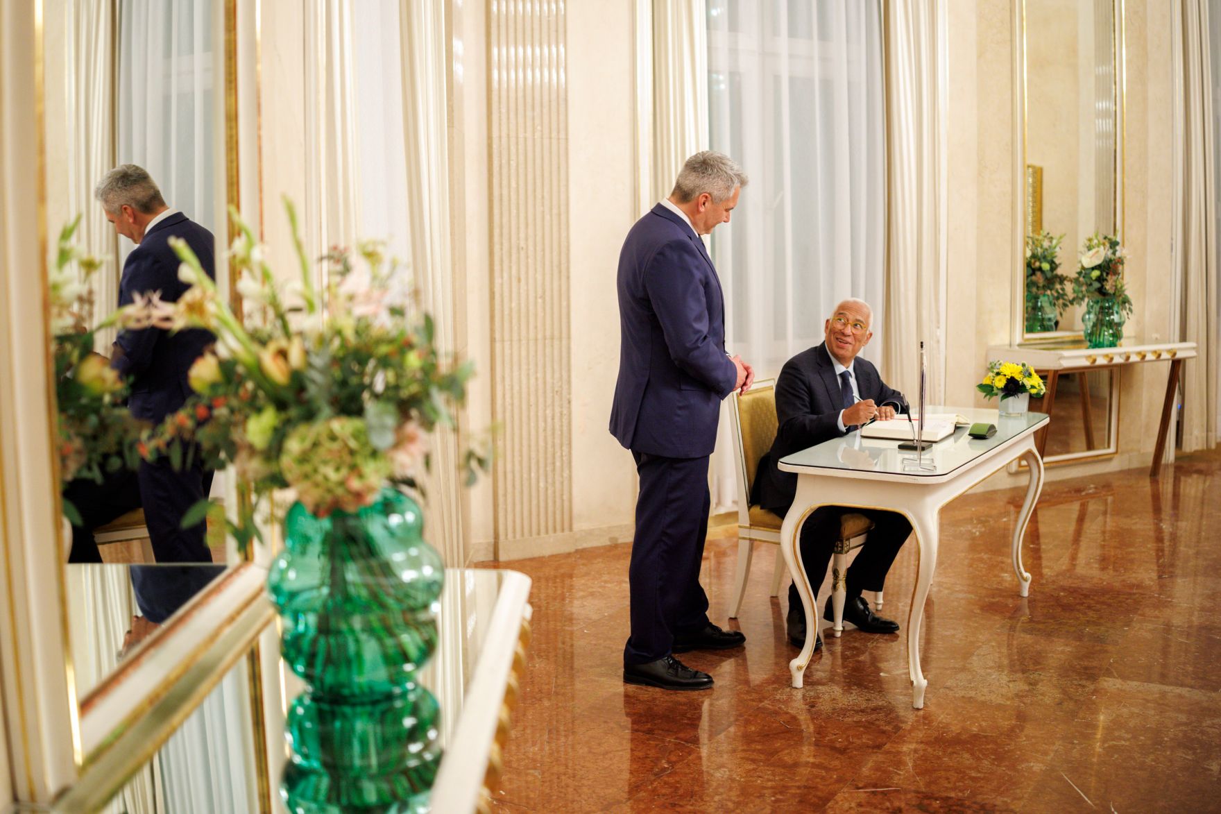 _NDI9706.jpg Am 5. November 2024 empfing Bundeskanzler Karl Nehammer (rl.) den designierten Präsident des Europäischen Rates, António Costa (r.) zu einem Gespräch.