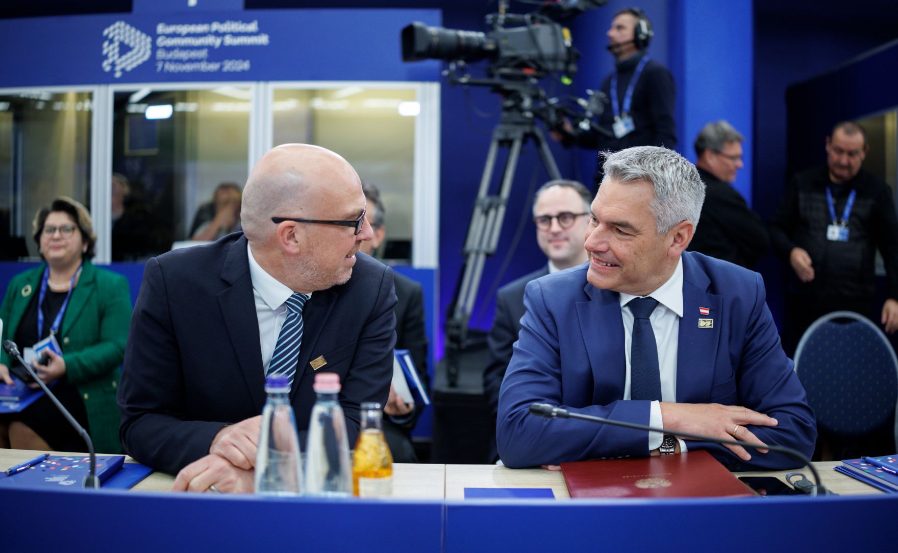 _NDI0801.jpg Am 7. November 2024 reiste Bundeskanzler Karl Nehammer (r.) anlässlich eines Arbeitsbesuches nach Budapest. Im Bild mit Daniel Risch (l.) dem Regierungschef und Minister für Präsidiales und Finanzen des Fürstentums Liechtenstein.
