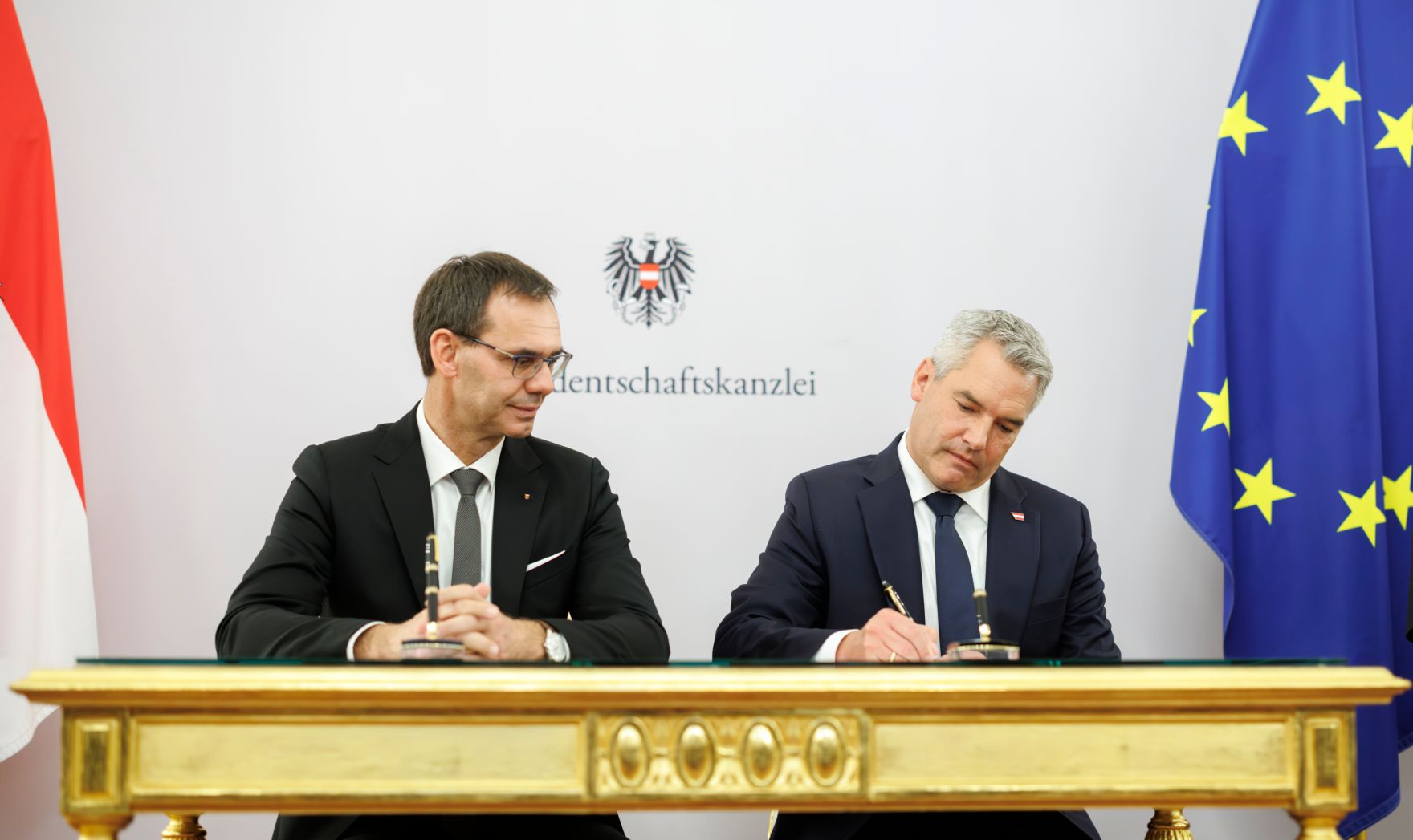 _NDI2463.jpg Am 11. November 2024 wurde der Landeshauptmann Markus Wallner (l.) von Bundeskanzler Karl Nehammer (r.) in Vertretung des Bundespräsidenten angelobt.