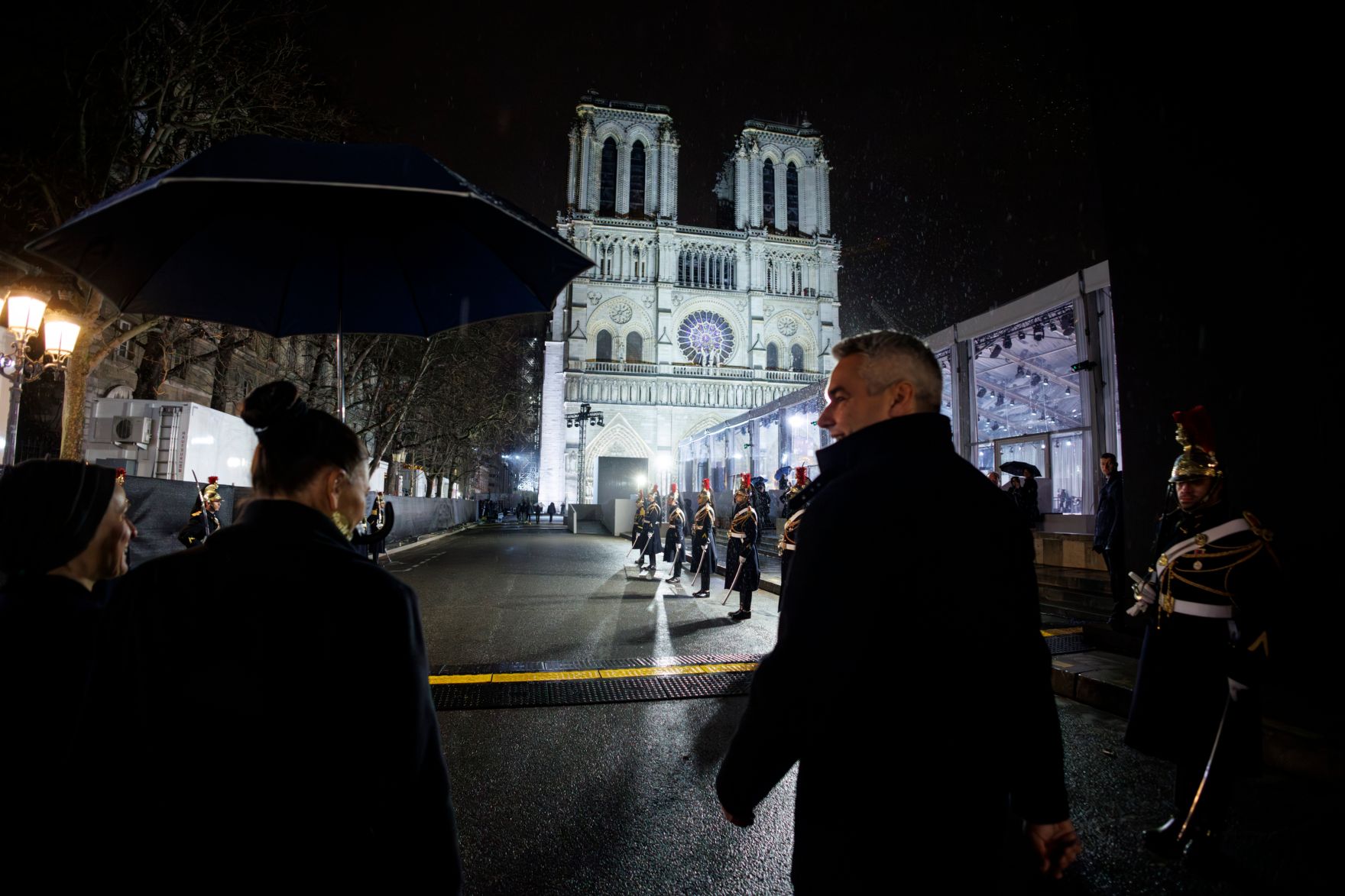 AND_047.jpg Am 7. Dezember 2024 reiste Bundeskanzler Karl Nehammer (r.) anlässlich der Eröffnungszeremonie im Notre Dame de Paris zu einem mehrtägigen Arbeitsbesuch nach Paris.
