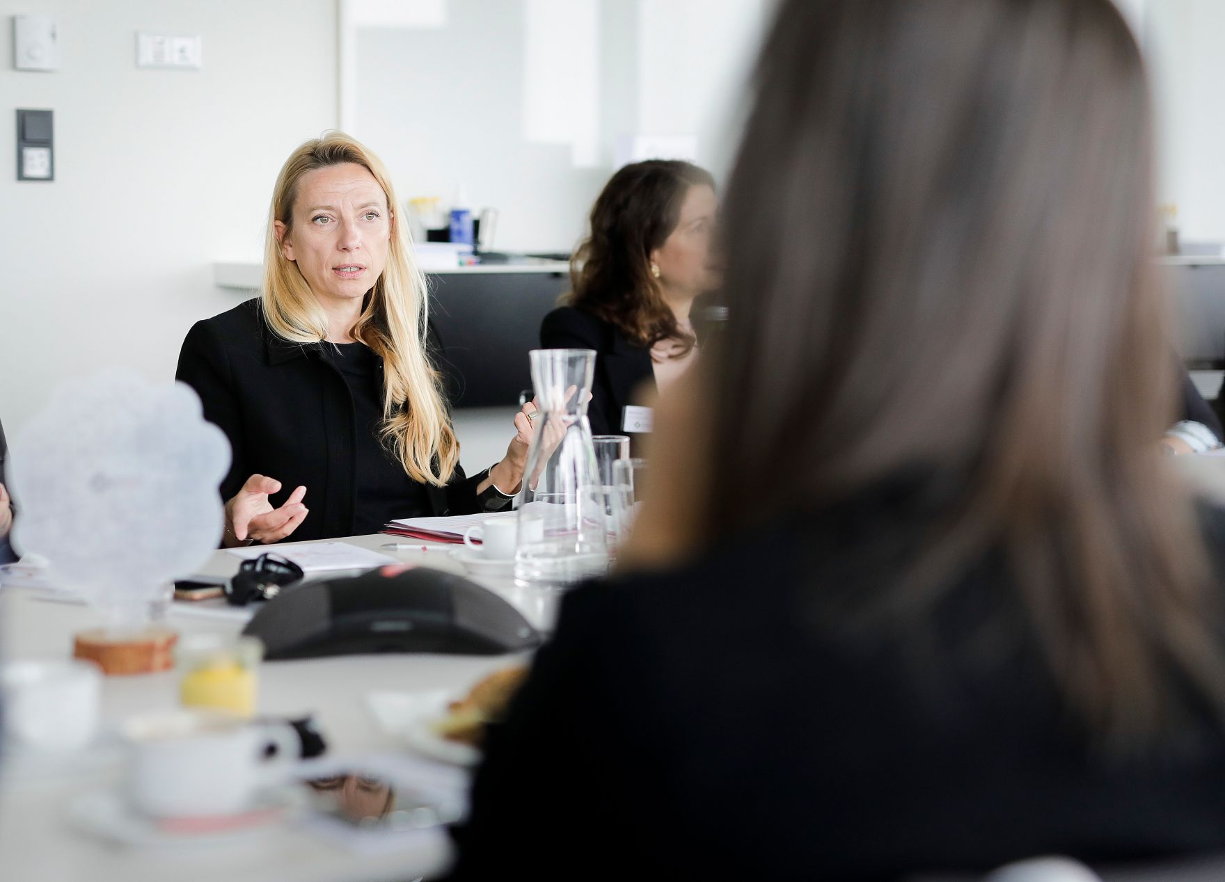 _AND7671.jpg Am 21. Mai 2019 nahm Bundesministerin Juliane Bogner-Strauß (l.) am Female Executive Breakfast teil.