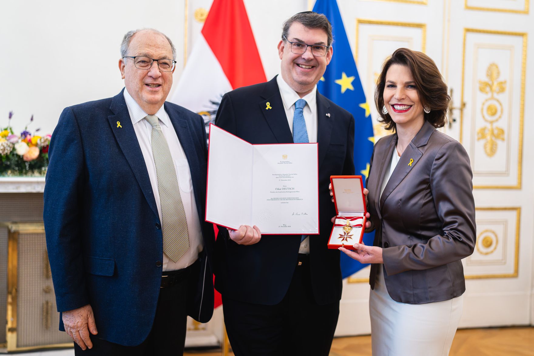 _SRO7689-ARW.jpg Am 23. Jänner 2025 Überreichte Bundesministerin Karoline Edtstadler (r.) das große Goldene Ehrenzeichen für Verdienste um die Republik Österreich an Oskar Deutsch (m.), den Präsidenten der israelitischen Kultusgemeinde.