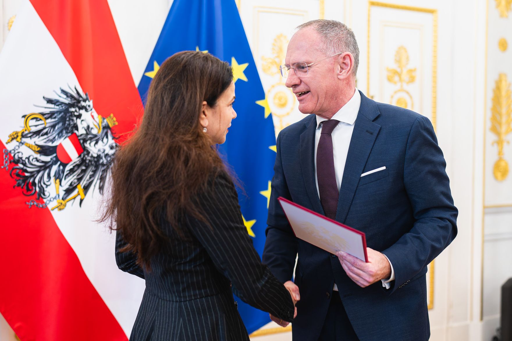 _SRO7996-ARW.jpg Am 23. Jänner 2025 Überreichte Bundesminister Gerhard Karner (r.) das goldene Ehrenzeichen für Verdienste um die Republik Österreich an Barbara Glück (l.), die Leiterin der KZ-Gedenksstätte Mauthausen.