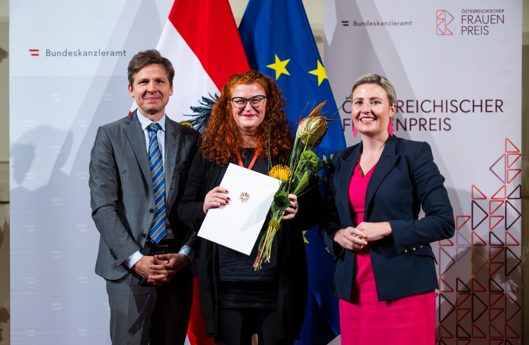 DC_0066.jpg Am 12. November 2024 verlieh Bundesministerin Susanne Raab (r.) im Rahmen des Festaktes des Österreichischen Frauenpreises zwei Staatspreise, einen Lebenswerkpreis und weitere gestiftete Preise.