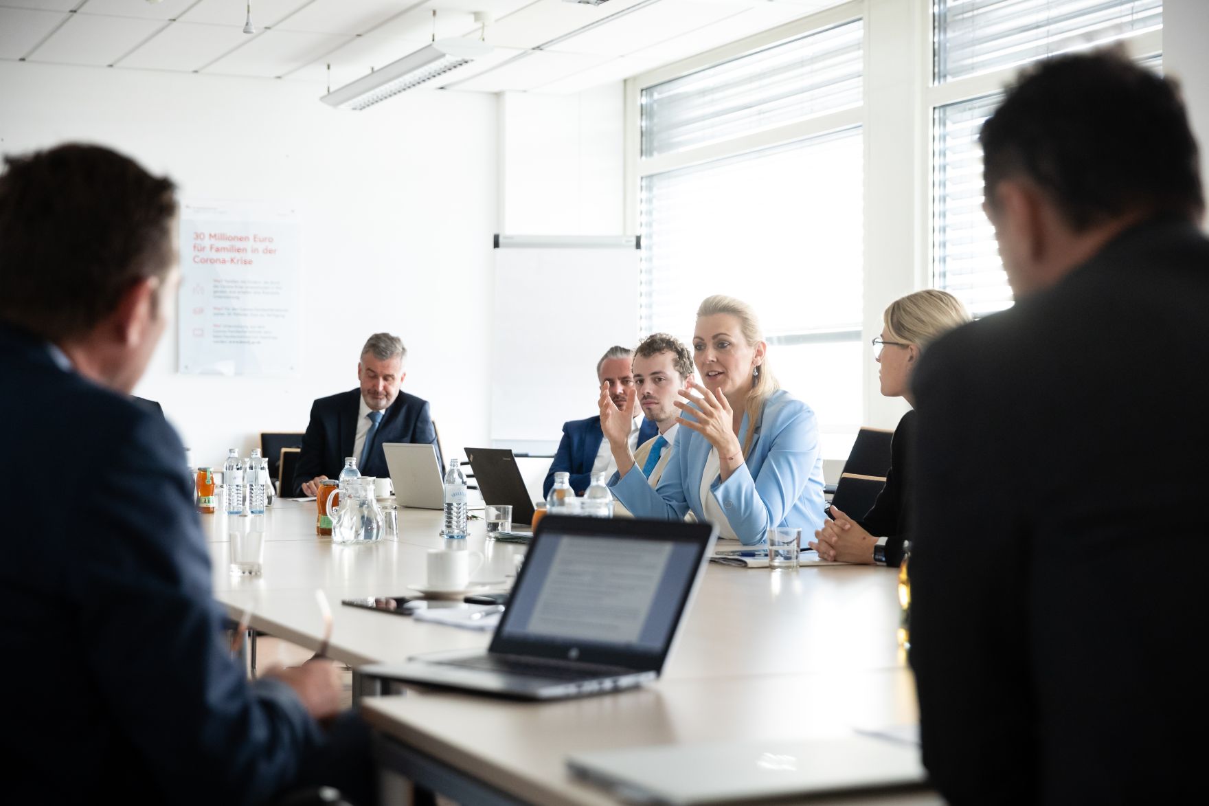 _DUN8885.jpg Am 15. Juli 2020 empfing Bundesministerin Christine Aschbacher (m.r.) Unternehmer zu einer Gesprächsrunde.