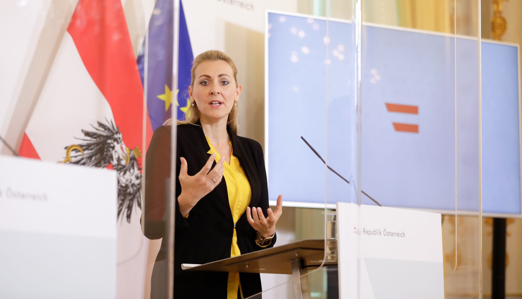 _AND3586.jpg Am 20. Oktober 2020 fand ein Pressestatement zu den Maßnahmen gegen die Krise im Bundeskanzleramt statt. Im Bild Bundesministerin Christine Aschbacher.