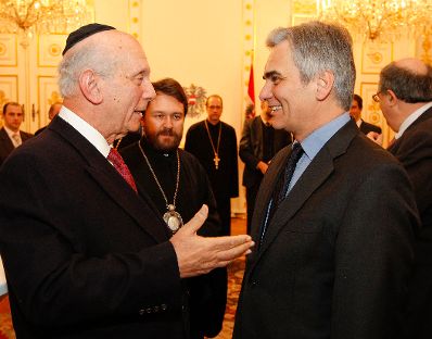 Am 6. Dezember 2011 begr&uuml;&szlig;te der Bundeskanzler Vertreter der Katholischen und der Russisch-Orthodoxen Kirche sowie der Konferenz der Europ&auml;ischen Rabbiner zu einem Empfang im Bundeskanzleramt. Im Bild (v.l.n.r.) Rabbiner Arthur Schneier, Erzbischof Hilarion Alfeyev, russisch-orthodoxer Metropolit von Wolokolamsk und Bundeskanzler Werner Faymann.