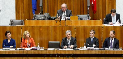 Am 7. Dezember 2011 hielt der Bundeskanzler eine Rede zur Schuldenbremse bei der Sitzung des Nationalrates im Parlament. Im Bild (v.l.n.r.) Frauenministerin Grabriele Heinisch-Hosek, Finanzministerin Maria Fekter, Bundeskanzler Werner Faymann, Staatssekret&auml;r Josef Ostermayer und Staatssekret&auml;r Andreas Schieder.