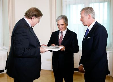 Am 2. Dezember 2014 erhielt Bundeskanzler Werner Faymann (m.) gemeinsam mit Vizekanzler und Bundesminister Reinhold Mitterlehner (r.) den 2. Bericht der Aufgabenreform- und Deregulierungskommission durch Rudolf Thienel (l.).