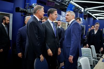 Am 7. November 2024 reiste Bundeskanzler Karl Nehammer (r.) anl&auml;sslich eines Arbeitsbesuches nach Budapest. Im Bild mit Klaus Werner Johannis (l.) dem Pr&auml;sidenten von Rum&auml;nien und Mark Rutte (m.) dem Generalsekret&auml;r der NATO.