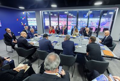 Am 7. November 2024 reiste Bundeskanzler Karl Nehammer (m.l.) anl&auml;sslich eines Arbeitsbesuches nach Budapest. Im Bild bei einem Arbeitsgespr&auml;ch mit Roberta Metsola der Pr&auml;sidentin des Europ&auml;ischen Parlaments, Giorgia Meloni Ministerpr&auml;sidentin von Italien, Rumen Radew dem Pr&auml;sidenten der Republik Bulgarien, Edi Rama dem Ministerpr&auml;sidenten von Albanien, Nikos Christodoulidis dem Pr&auml;sidenten der Republik Zypern, Petr Fiala dem Ministerpr&auml;sidenten der Tschechischen Republik, Viktor Orban dem Ministerpr&auml;sidenten von Ungarn und Alain Berset dem Generalsekret&auml;r des Europarates.
