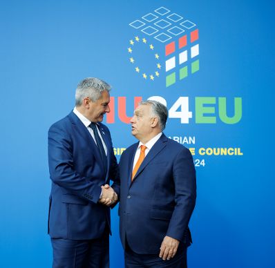 Am 7. November 2024 reiste Bundeskanzler Karl Nehammer (r.) anl&auml;sslich eines Arbeitsbesuches nach Budapest. Im Bild mit dem Ministerpr&auml;sident von Ungarn Viktor Orb&aacute;n bei der Informellen Tagung der Staats- und Regierungschefs.