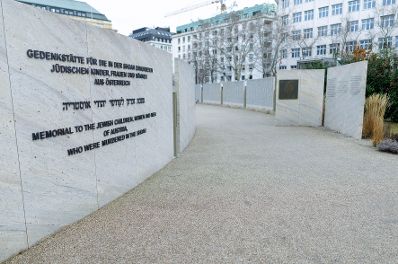 Am 27. J&auml;nner 2025 besuchte Bundeskanzler Alexander Schallenberg anl&auml;sslich des internationalen Tag des Gedenkens an die Opfer des Holocaust die Shoah Namensmauern im Ostarrichipark.