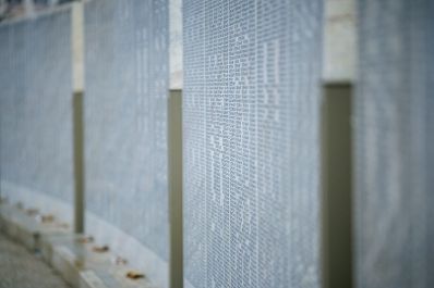 Am 27. J&auml;nner 2025 besuchte Bundeskanzler Alexander Schallenberg anl&auml;sslich des internationalen Tag des Gedenkens an die Opfer des Holocaust die Shoah Namensmauern im Ostarrichipark.