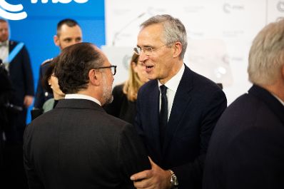 Am 14. Februar 2025 nahm Bundeskanzler Alexander Schallenberg (l.) an der M&uuml;nchner Sicherheitskonferenz teil. Im Bild mit dem ehemaligen NATO-Generalsekret&auml;r Jens Stoltenberg (m.).