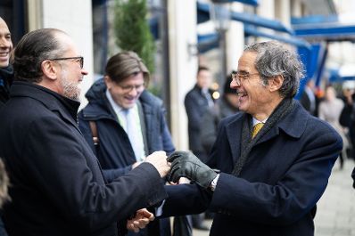 Am 14. Februar 2025 nahm Bundeskanzler Alexander Schallenberg (l.) an der M&uuml;nchner Sicherheitskonferenz teil. Im Bild mit dem Generaldirektor der Internationalen Atomenergie-Organisation (IAEA) (r.).