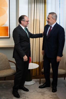 Am 14. Februar 2025 nahm Bundeskanzler Alexander Schallenberg (l.) an der M&uuml;nchner Sicherheitskonferenz teil. Im Bild mit dem T&uuml;rkischen Au&szlig;enminister Hakan Fidan (r.).