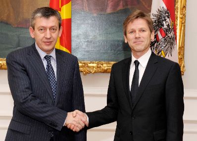 Am 16. Dezember 2011 empfing Staatssekret&auml;r Josef Ostermayer (r.) den Vizepremierminister der Republik Mazedonien, Musa Xhaferi (l.) zu einem Gespr&auml;ch im Bundeskanzleramt.