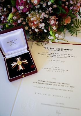 Am 1. M&auml;rz 2016 &uuml;berreichte Sektionschefin Andrea Ecker das &Ouml;sterreichische Ehrenkreuz f&uuml;r Wissenschaft und Kunst I. Klasse an den Kammerschauspieler Peter Matić.