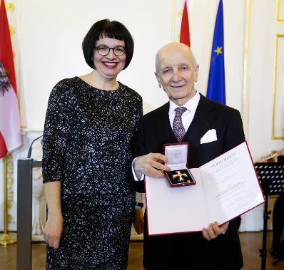 Am 1. M&auml;rz 2016 &uuml;berreichte Sektionschefin Andrea Ecker (l.) das &Ouml;sterreichische Ehrenkreuz f&uuml;r Wissenschaft und Kunst I. Klasse an den Kammerschauspieler Peter Matić (r.).