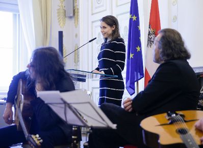 Am 8. M&auml;rz 2016 &uuml;berreichte Kunst- und Kulturminister Josef Ostermayer im Bundeskanzleramt den Schriftstellern Monika Helfer und Michael K&ouml;hlmeier, das &Ouml;sterreichische Ehrenkreuz f&uuml;r Wissenschaft und Kunst I. Klasse. Im Bild die Laudatorin Dorothea Zanon.