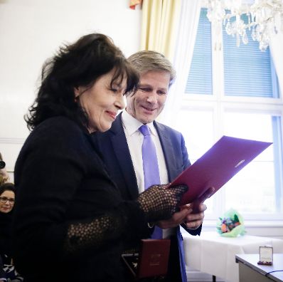 Am 8. M&auml;rz 2016 &uuml;berreichte Kunst- und Kulturminister Josef Ostermayer (r.) im Bundeskanzleramt den Schriftstellern Monika Helfer (l.) und Michael K&ouml;hlmeier, das &Ouml;sterreichische Ehrenkreuz f&uuml;r Wissenschaft und Kunst I. Klasse.