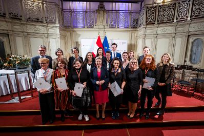 Am 12. November 2024 verlieh Bundesministerin Susanne Raab (m.) im Rahmen des Festaktes des &Ouml;sterreichischen Frauenpreises zwei Staatspreise, einen Lebenswerkpreis und weitere gestiftete Preise.