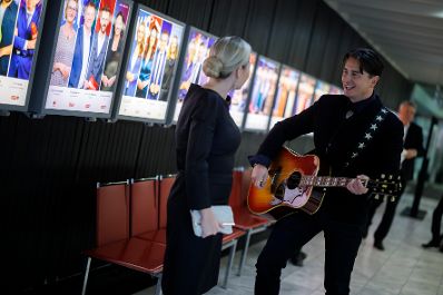 Am 15. November 2024 nahm Bundesministerin Susanne Raab (l.) an der Gala f&uuml;r LICHT INS DUNKEL teil. Im Bild mit dem &ouml;sterreichischen Musiker Andreas Gabalier (r.).
