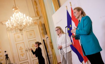 Am 7. Juli 2020 fand das Kick-Off Treffen der Taskforce f&uuml;r Jugendbesch&auml;ftigung statt. Im Bild Bundesministerin Christine Aschbacher (r.) und Bundesministerin Magarete Schramb&ouml;ck (l.) beim Doorstep.