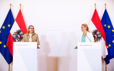 Am 1. September 2020 fand ein Pressestatement zu den Ma&szlig;nahmen gegen die Krise im Bundeskanzleramt statt. Im Bild Bundesministerin Christine Aschbacher (r.) und Bundesministerin Margarete Schramb&ouml;ck (l.).