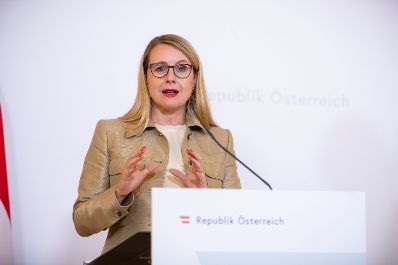 Am 1. September 2020 fand ein Pressestatement zu den Ma&szlig;nahmen gegen die Krise im Bundeskanzleramt statt. Im Bild Bundesministerin Margarete Schramb&ouml;ck.