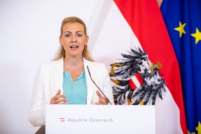 Am 1. September 2020 fand ein Pressestatement zu den Ma&szlig;nahmen gegen die Krise im Bundeskanzleramt statt. Im Bild Bundesministerin Christine Aschbacher.