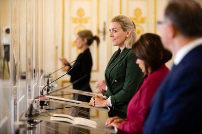 Am 18. September 2020 fand ein Pressestatement zu den Ma&szlig;nahmen gegen die Krise im Bundeskanzleramt statt. Im Bild (v.l.n.r.) Bundesministerin Christine Aschbacher, AK-Pr&auml;sidentin Renate Anderl und Generalsekret&auml;r der Wirtschaftskammer &Ouml;sterreich Karlheinz Kopf.