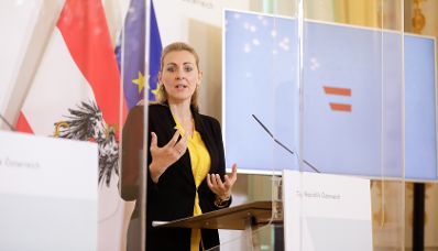 Am 20. Oktober 2020 fand ein Pressestatement zu den Ma&szlig;nahmen gegen die Krise im Bundeskanzleramt statt. Im Bild Bundesministerin Christine Aschbacher.