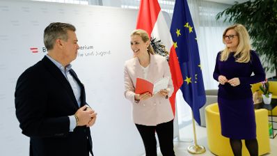 Am 10. Dezember 2020 empfing Bundesministerin Christine Aschbacher (m.) den Beirat der Leitbetriebe Austria zu einem Gespr&auml;ch. Im Bild mit Andreas Gnesda (l.) und Monica Rintersbacher (r.).