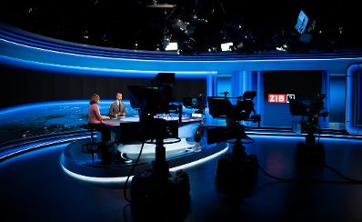 Am 28. Mai 2025 war Bundesministerin Claudia Plakolm (l.) zu Gast in der ZIB 2.