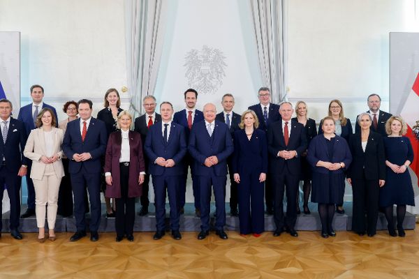 &lt;p&gt;Gruppenfoto der &ouml;sterreichischen Bundesregierung - Kabinett Stocker (v.l.n.r.) Bundesminister Peter Hanke, Staatssekret&auml;r Alexander Pr&ouml;ll, Bundesministerin Claudia Plakolm, Staatssekret&auml;rin Elisabeth Zehetner, Bundesminister Norbert Totschnig, Staatssekret&auml;rin Barbara Eibinger-Miedl, Bundesministerin Klaudia Tanner, Bundesminister Markus Marterbauer, Vizekanzler Andreas Babler, Bundesminister Cristoph Wiederkehr, Bundeskanzler Christian Stocker, Bundesminister Wolfgang Hattmannsdorfer, Bundesministerin Beate Meinl-Reisinger, Staatssekret&auml;r J&ouml;rg Leichtfried, Bundesminister Gerhard Karner, Staatssekret&auml;rin Michaela Schmidt, Bundesministerin Korinna Schumann, Staatssekret&auml;rin Ulrike K&ouml;nigsberger-Ludwig, Bundesministerin Anna Sporrer, Staatssekret&auml;r Josef Schellhorn und Bundesministerin Eva-Maria Holzleitner.&lt;/p&gt;